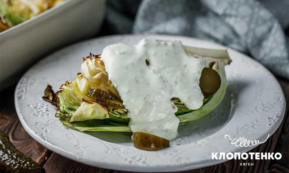 Молодая капуста с маринованными огурцами