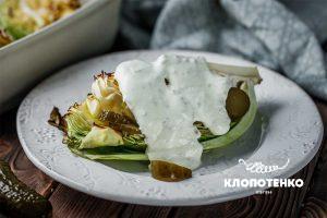 Молодая капуста с маринованными огурцами