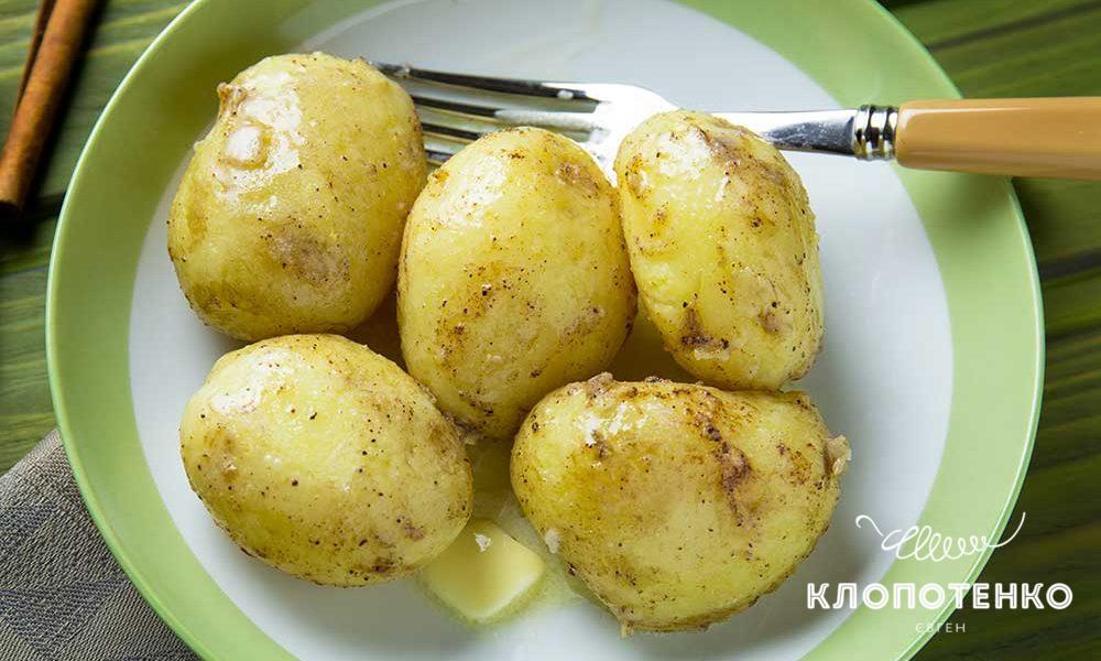 Молода картопля з корицею