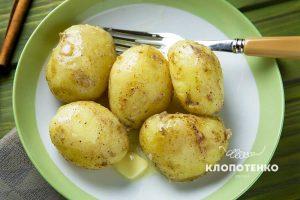 Молода картопля з корицею