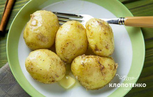 Молода картопля з корицею