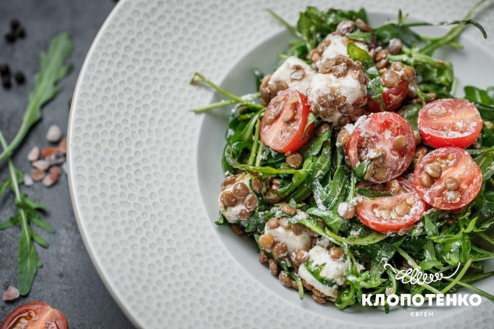 1. Салат с рукколой, кедровыми орехами и пармезаном