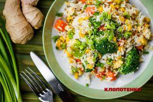 Рис з овочами і скрамблом і кукурудзою