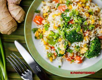 Рис з овочами і скрамблом і кукурудзою