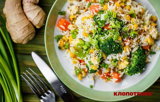 Рис з овочами і скрамблом і кукурудзою
