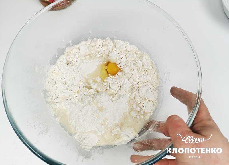 З'єднайте інгредієнти для тіста