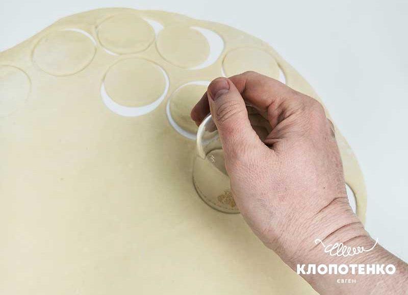 Виріжте кружечки з тіста