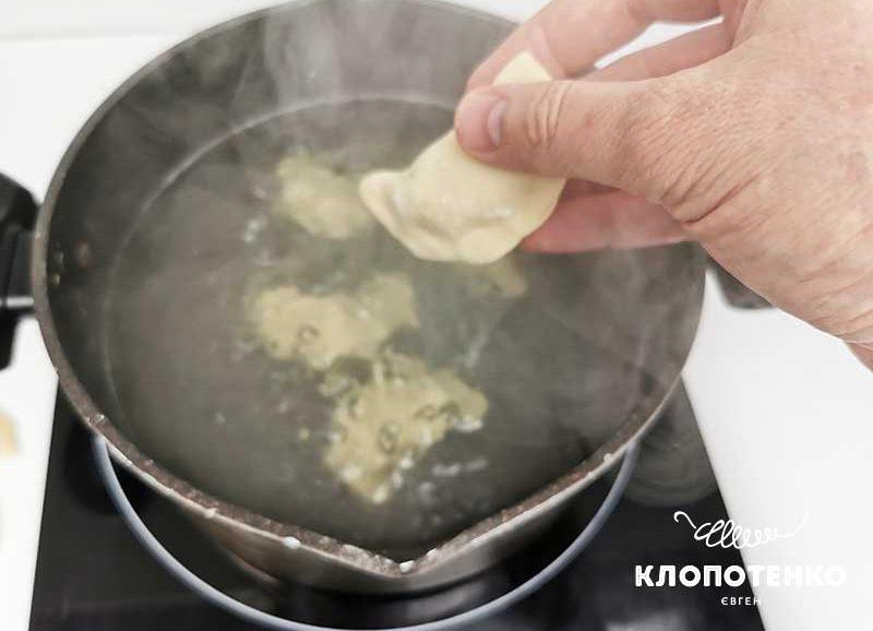 Вкидайте вареники у киплячу воду