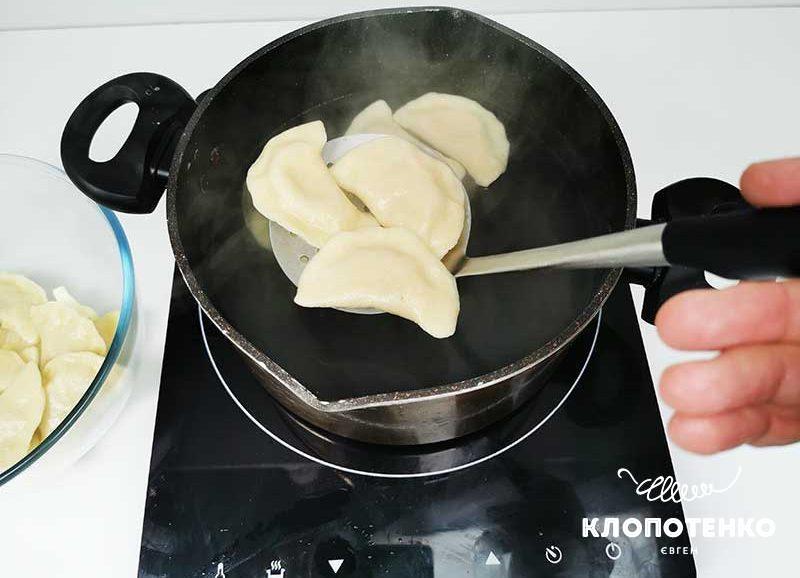 Діставайте вареники шумівкою