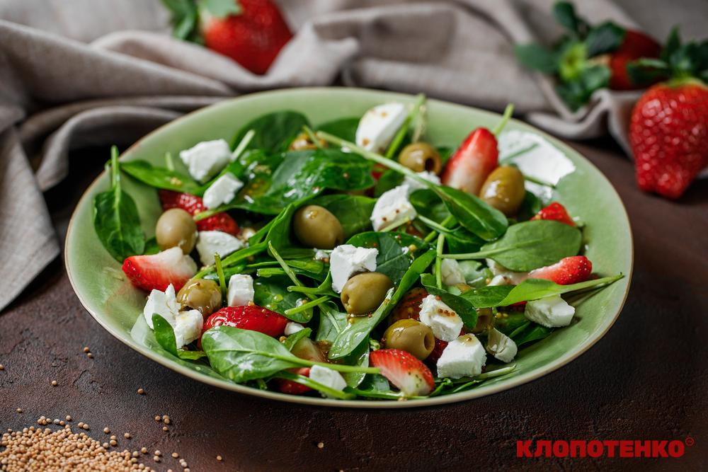 салати з полуницею