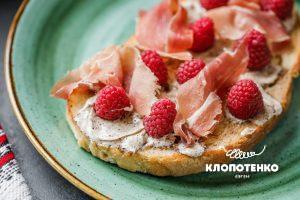 Бутерброды с кофейным маслом, малиной и хамоном