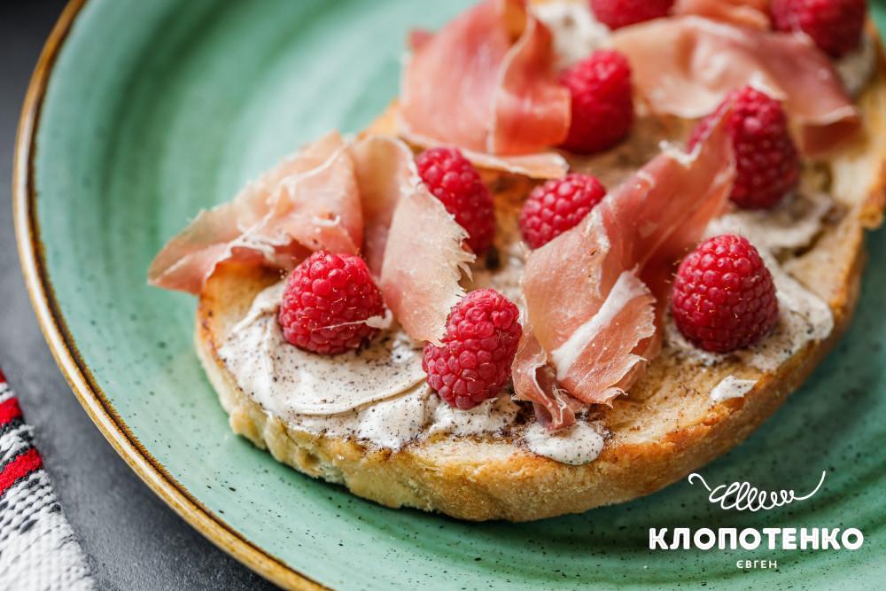 Бутерброди з кавовим маслом та малиною