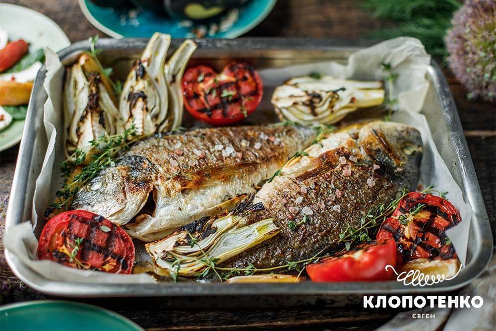 Дорадо на решітці з овочами