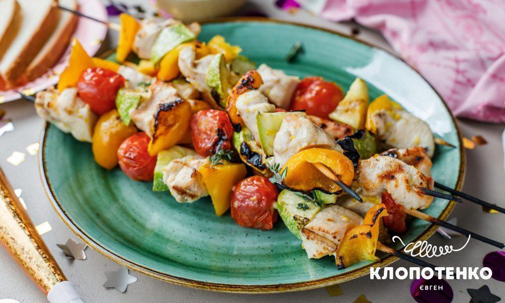 куриные шашлычки с овощами на шпажке и вишневым соусом.
