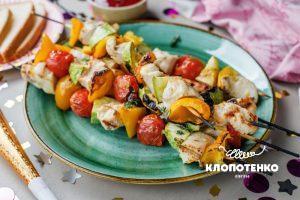 куриные шашлычки с овощами на шпажке и вишневым соусом.