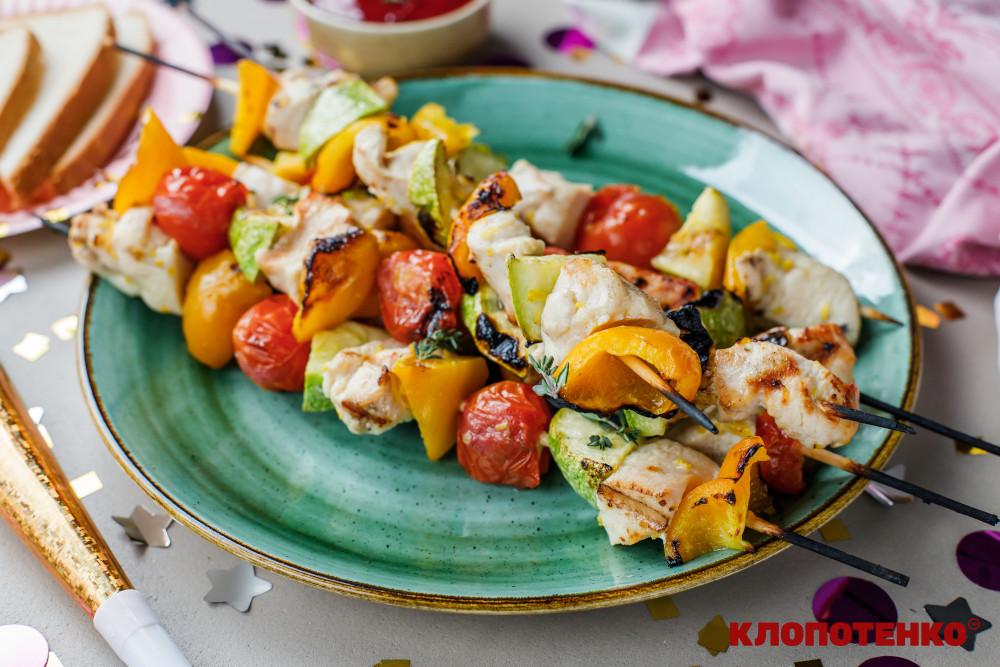 Курячі шашлички з овочами на шпажці