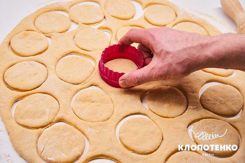 Виріжте з тіста кружечки