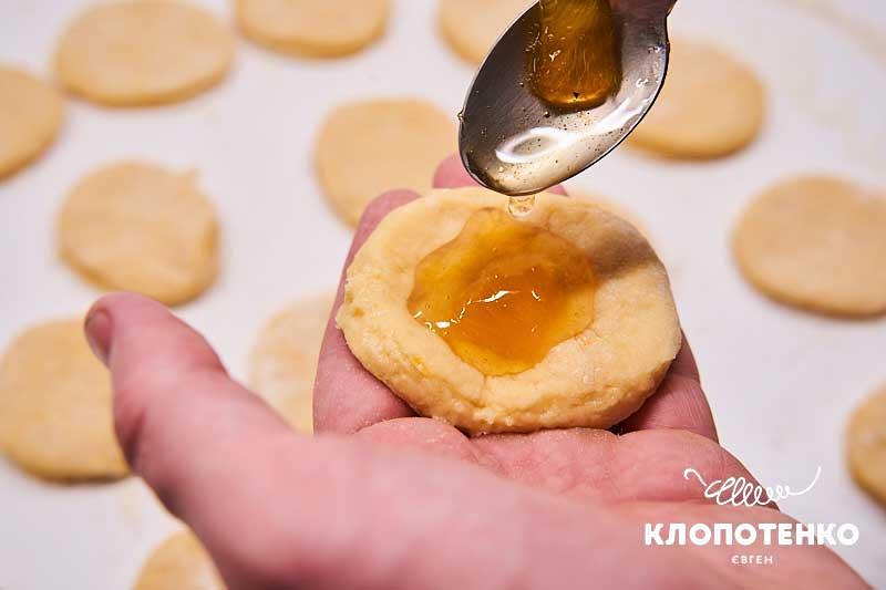 Викладайте апельсинову начинку