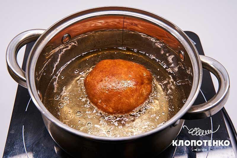 Обсмажте пампухи у фритюрі