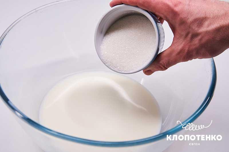 Додайте цукор до молока