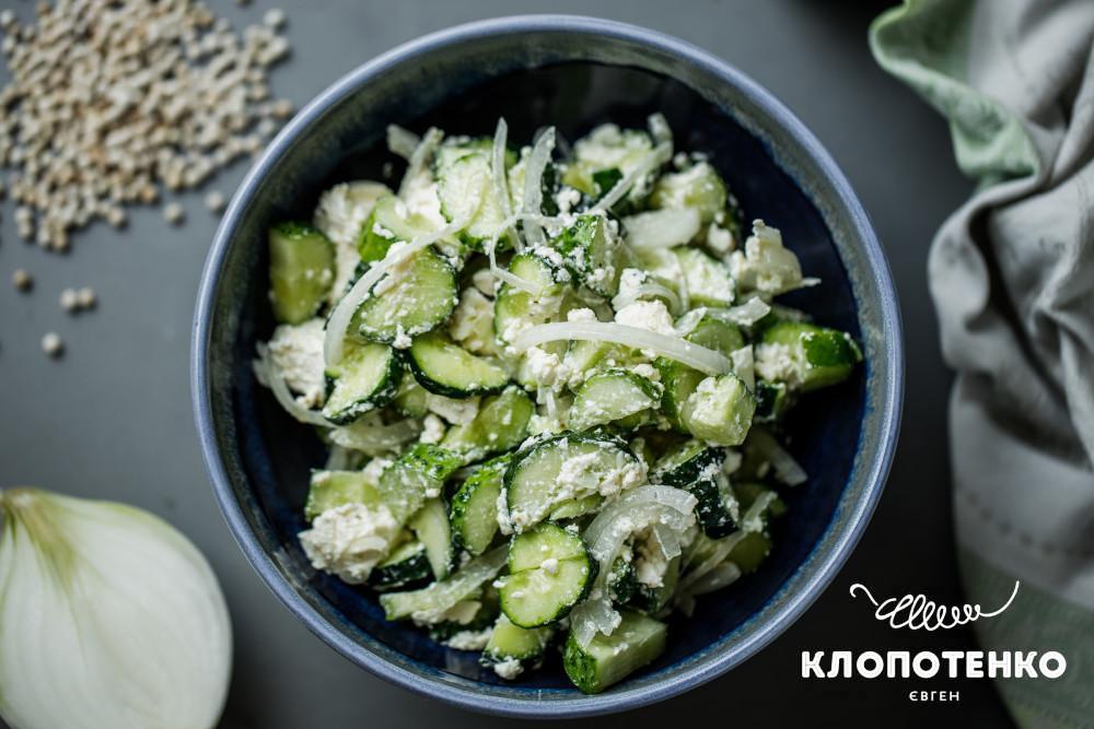 салат з огірками та сиром фета