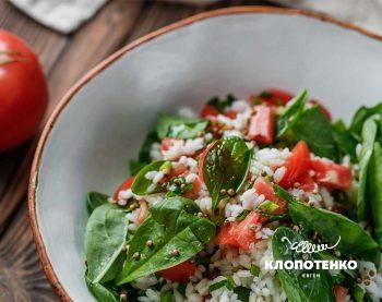 Рис зі шпинатом і томатами