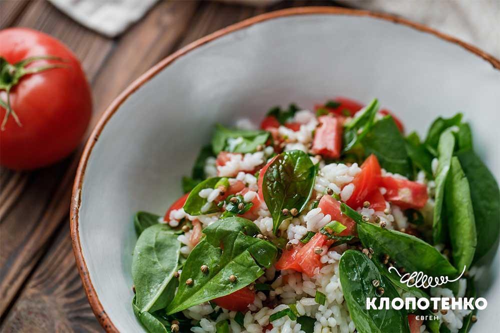 Рис зі шпинатом і томатами