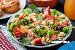 салат со слабосоленым лососем, клубникой и сыром