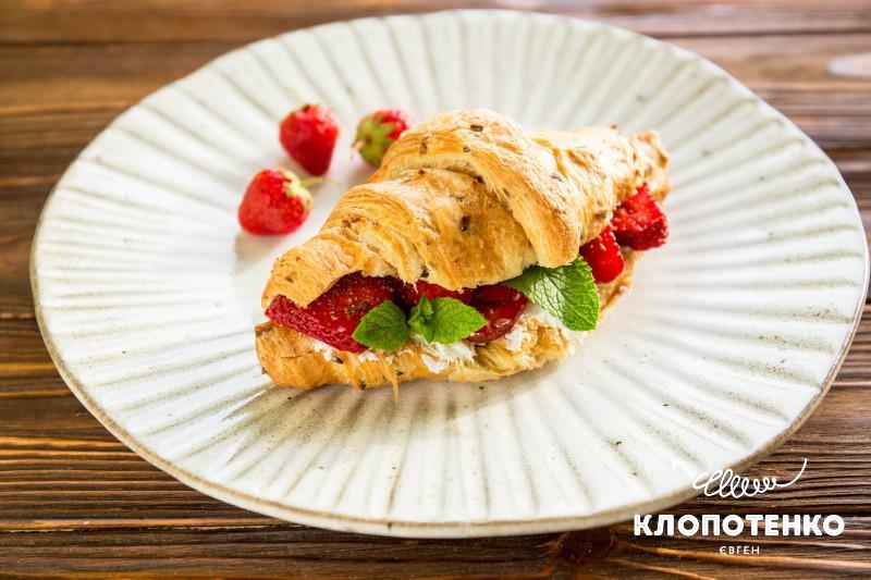 Круассан с клубникой