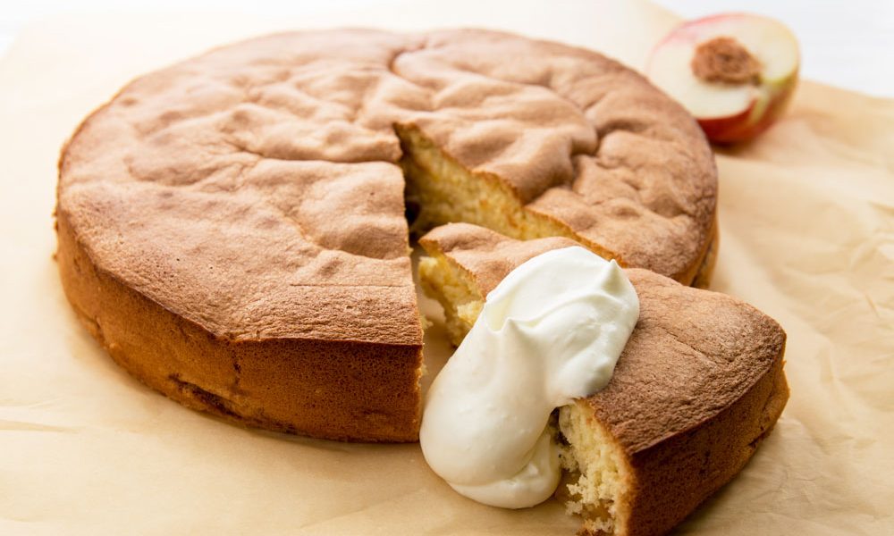 Шарлотка з персиками