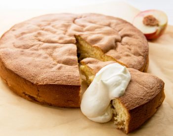 Шарлотка з персиками