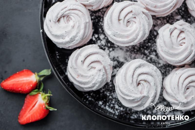 Зефир с клубникой и кинзой