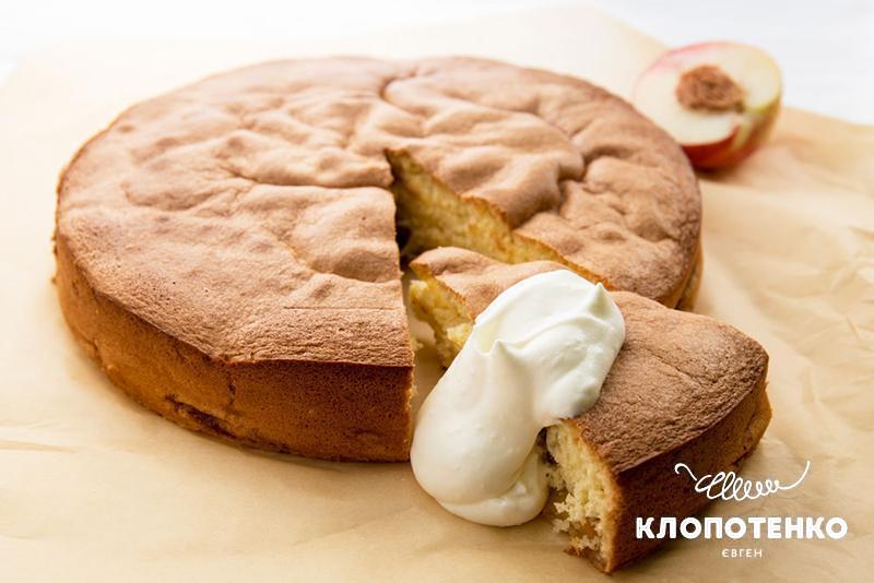 Шарлотка з персиками