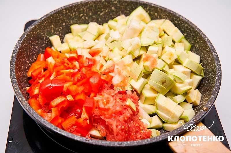 Викладіть овочі на пательню