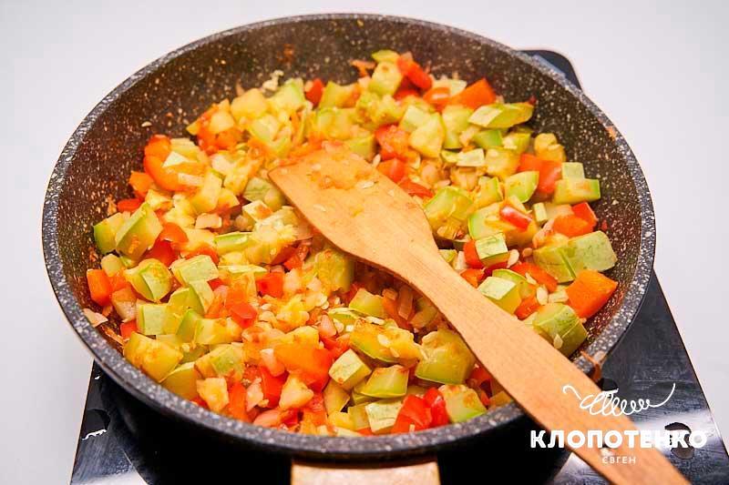 Тушите овощи на среднем огне