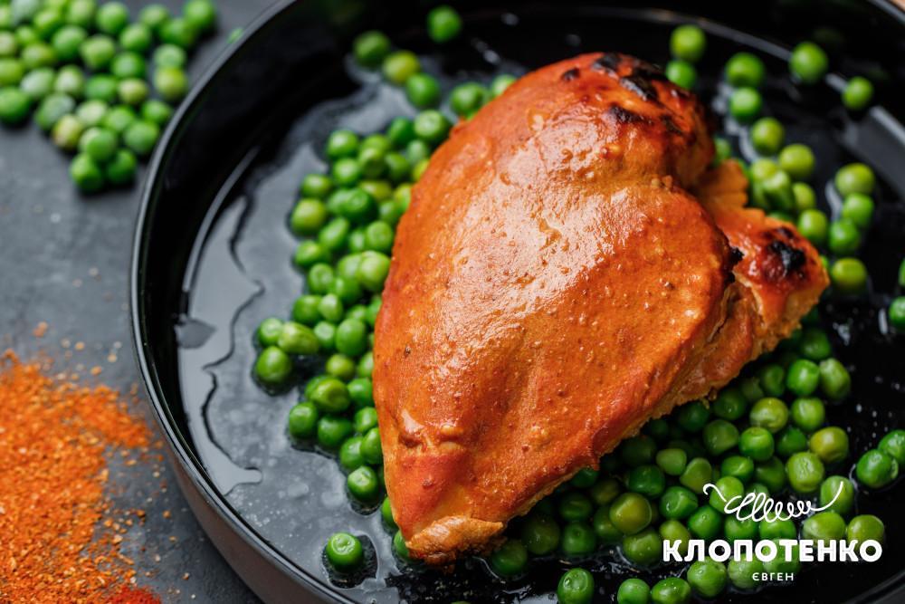 Курка по-індійськи із зеленим горошком