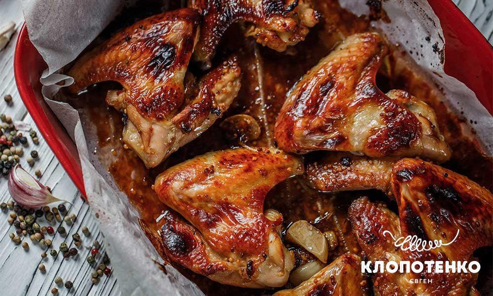 Обжаривайте куриные крылья со всех сторон