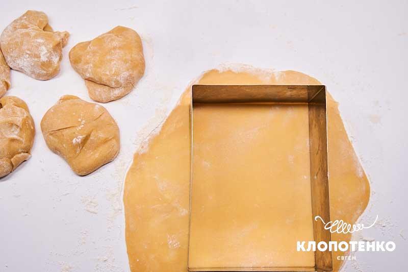 Виріжте коржі