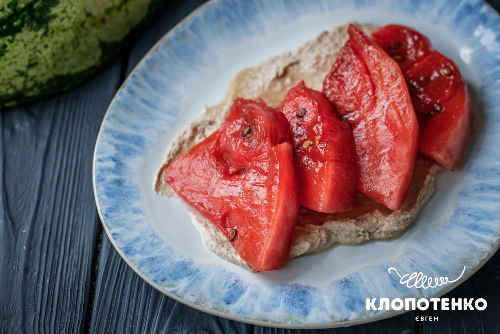 смажений кавун з тунцевим соусом