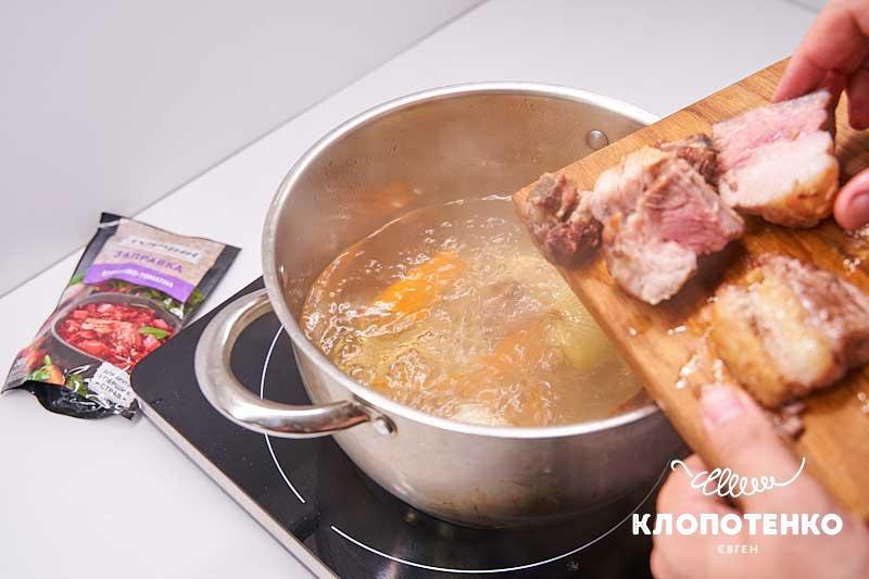 Додайте м'ясо у бульйон