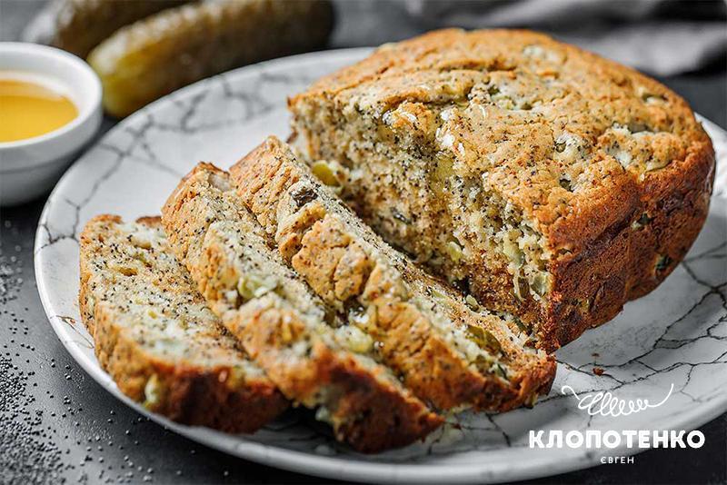 Кекс з медом і солоними огірками