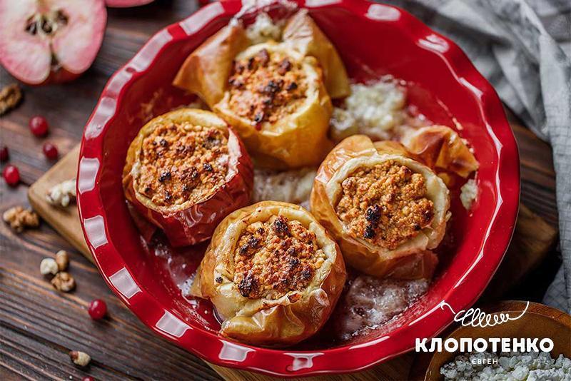 Печені яблука з кисломолочним сиром