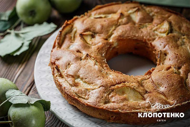 Шарлотка з яблуками