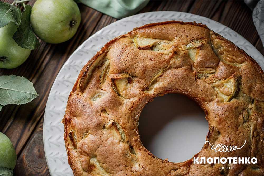 Випічка з яблуками