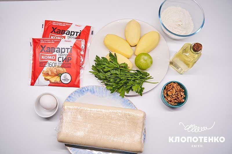 Підготуйте всі інгредієнти для приготування ароматного пирога з картоплею