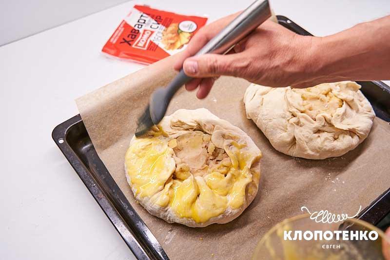 Змастіть пироги жовтком