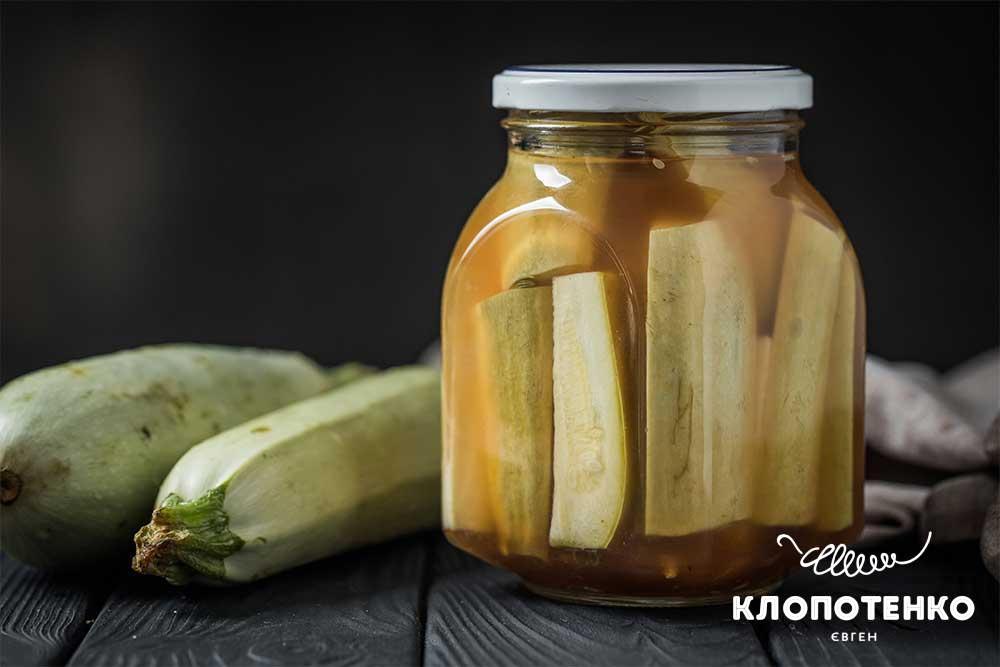 Консервовані кабачки з кетчупом