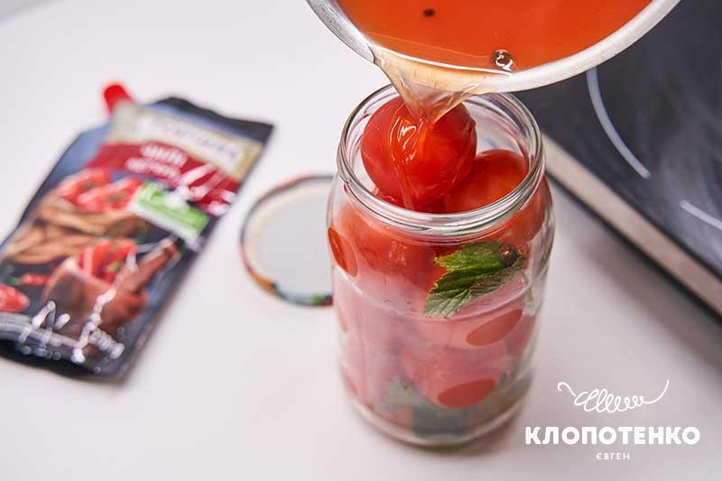 Залийте томати маринадом