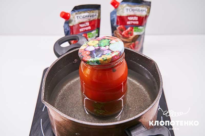 Простерилізуйте банку з томатами