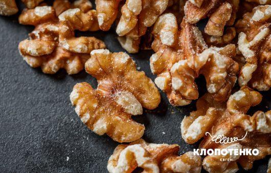 Користь волоського горіха та в які страви додавати